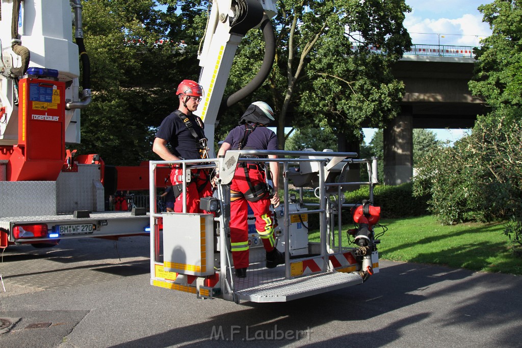 Koelner Seilbahn Gondel blieb haengen Koeln Linksrheinisch P576.JPG